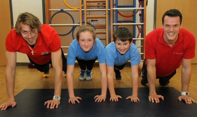 Olympian Chris Tomlinson jumps in to help sporting students 