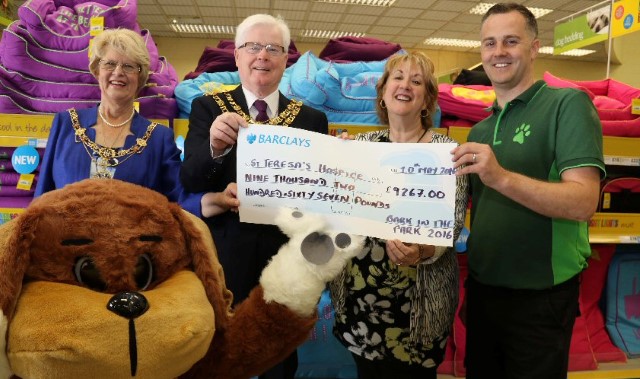 Hospice receives cheque for doggie day out