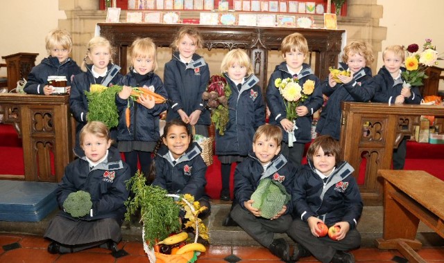 Pupils donate to harvest festival 