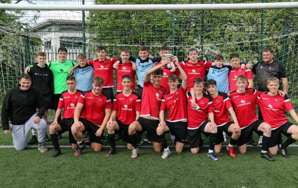 Students win football league title