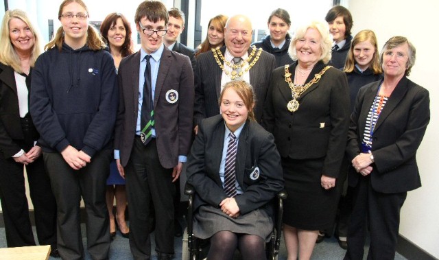 Mayor rewards students for raising awareness Mayor rewards students for raising awareness