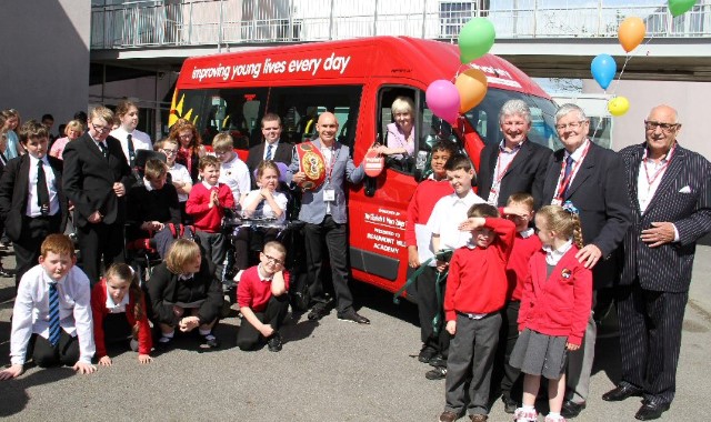 Boxer delivers knockout coach to school children